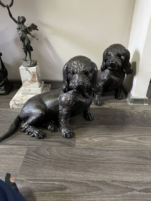 Caini din bronz frumosi