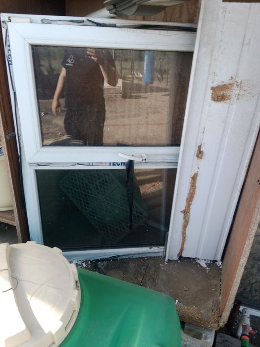 Продам два окна. Цена за большое окно 10000, за маленькое 10000 тенге