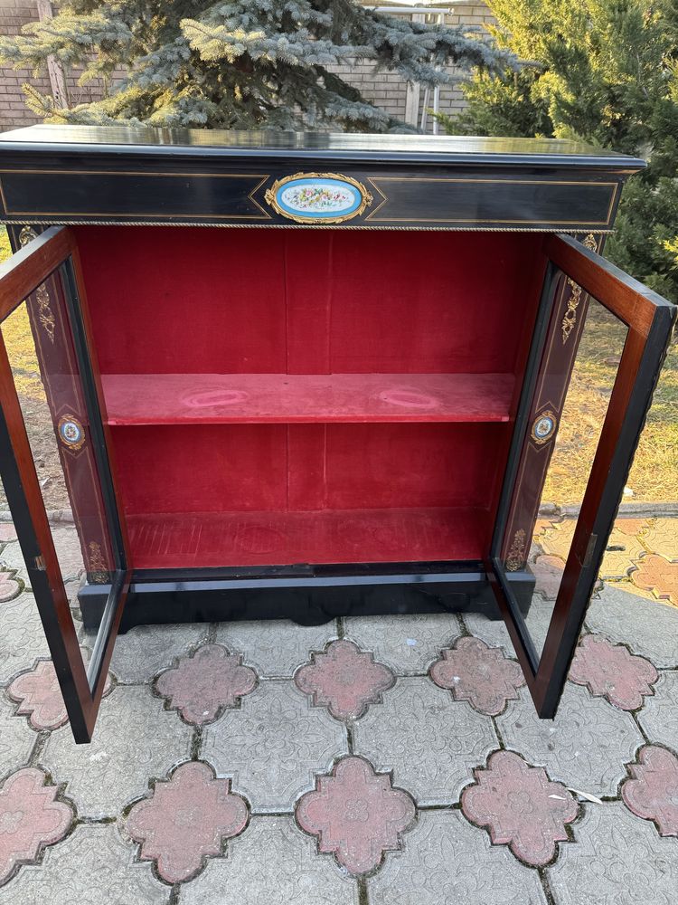 Comoda/vitrina stil napoleon III cu detalii din bronz si portelan