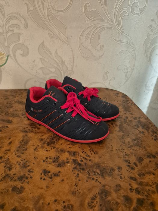 Кроссовки  новые 37 размер