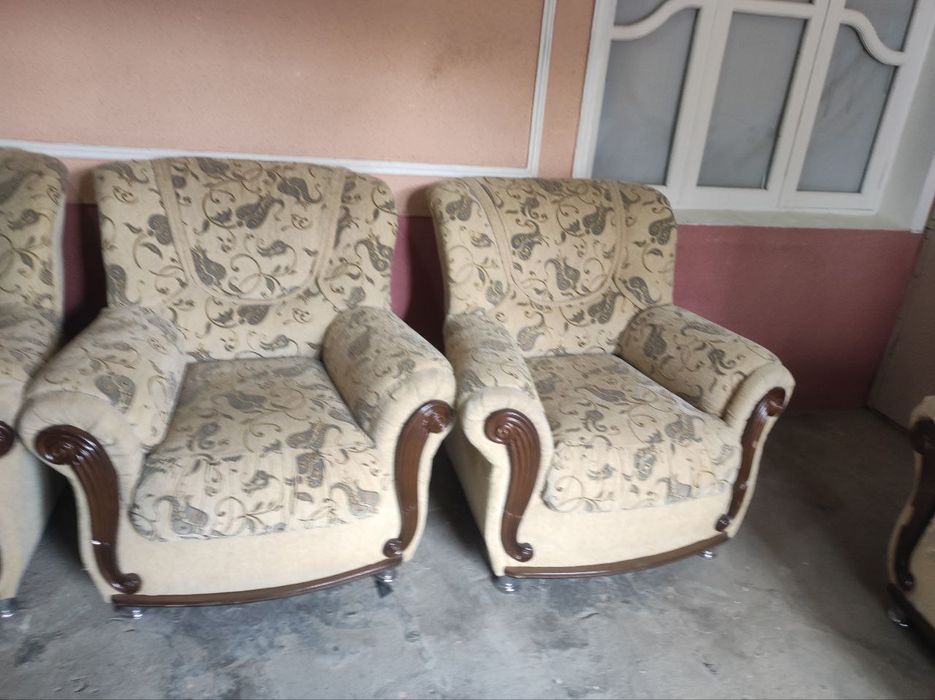 Диван и кресло сотилади