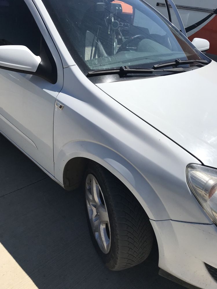 Aripa stânga /dreapta Opel Astra H culoare ALB an 2008