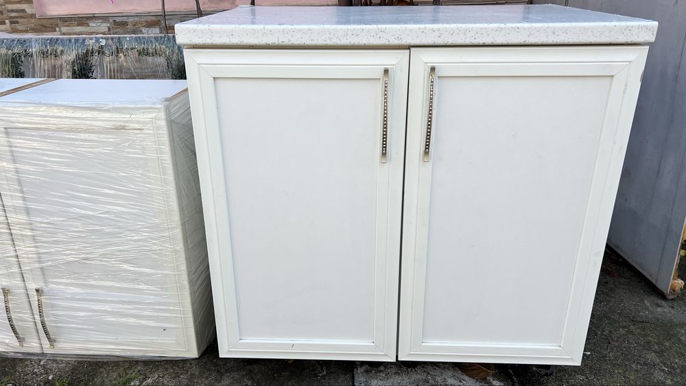 Шкафове в комплект и гръб  . Използвани но в добро състояние .