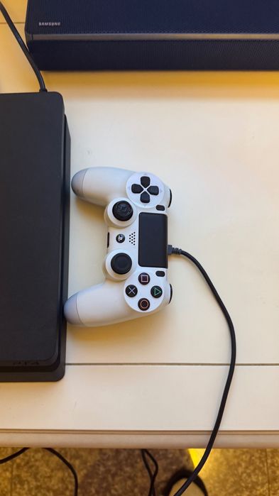Playstation 4 Slim + 1 controlor