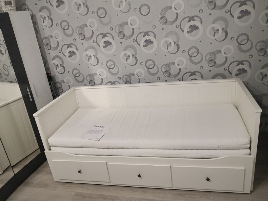 Pat extensibil 190 cm  x200cm ,culoarea alb ,două saltele stare bună