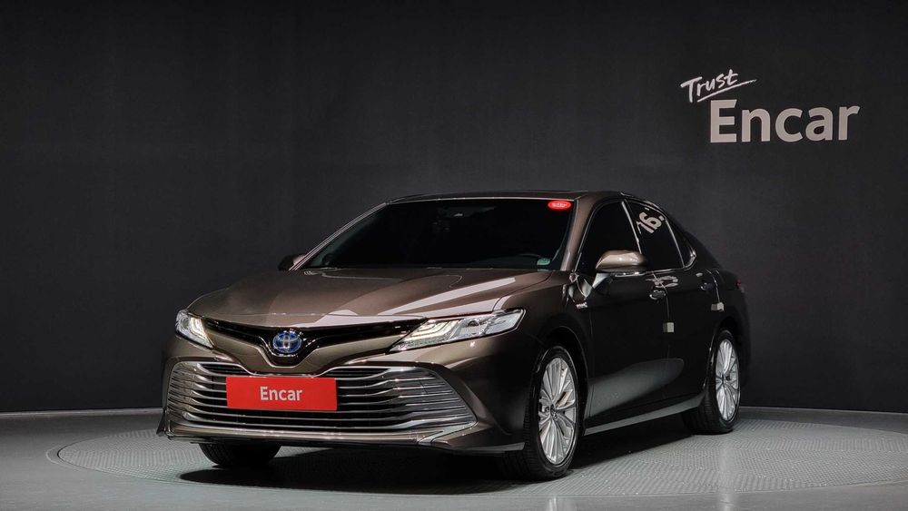 Toyota Camry 2.5 XLE Hybrid   31