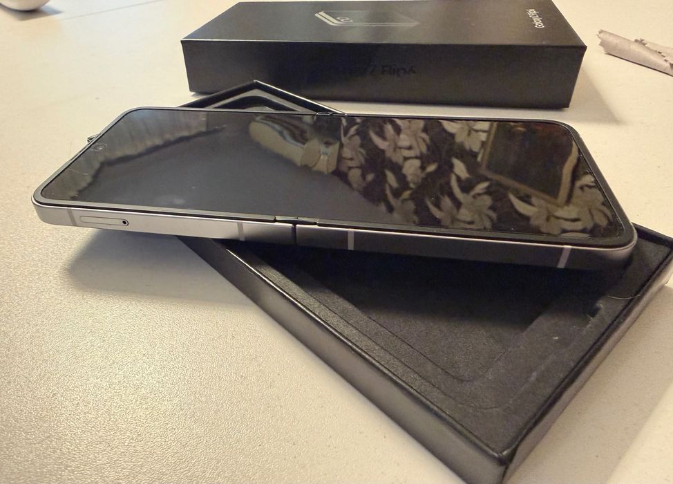 * Перфектен * Z flip 6 silver shadow 256 GB