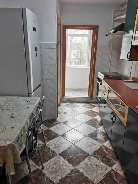 Inchiriez apartament cu 3 camare - Zona Energiei