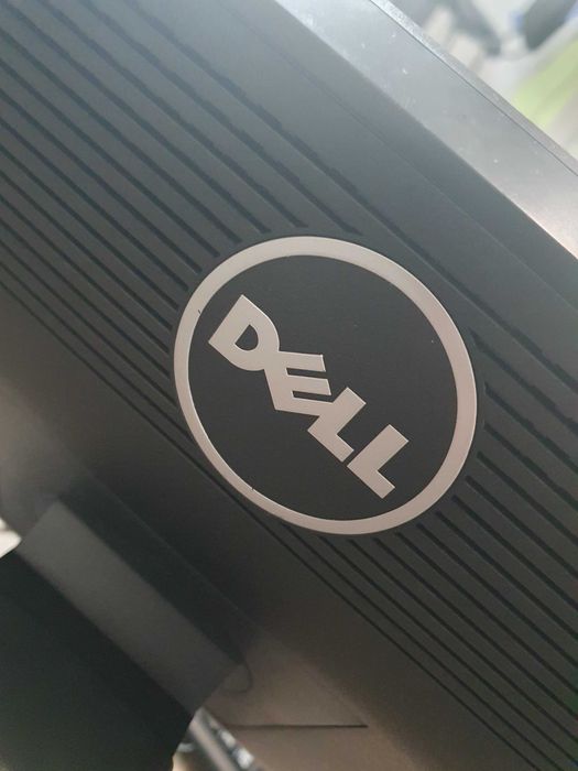 Геймърски компютър с 4 ядрен процесор видеокарта RX570 и монитор Dell