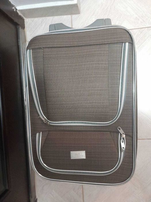 Продавам кафяв куфар