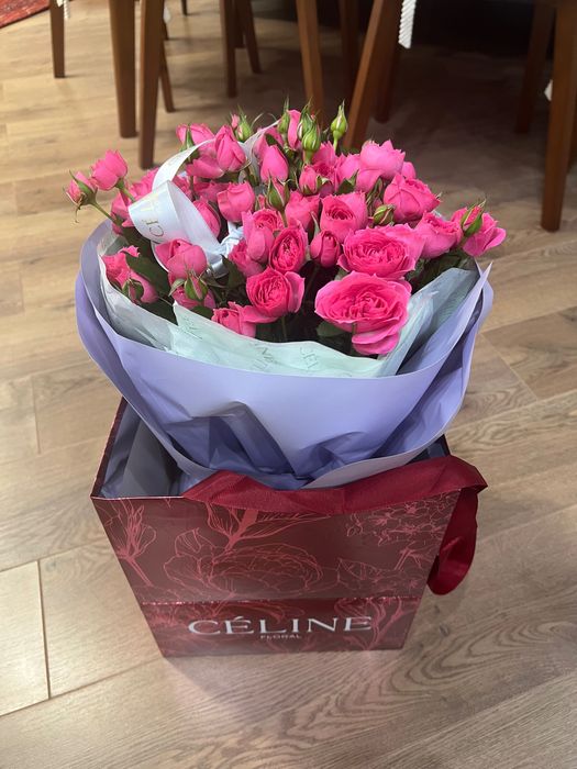 Свежий букет кустовых роз