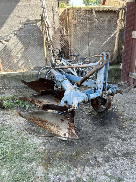 Vând plug cu trei brazde.