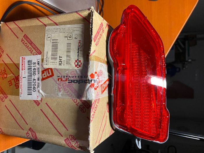 Продам отражатель на Toyota Rav4