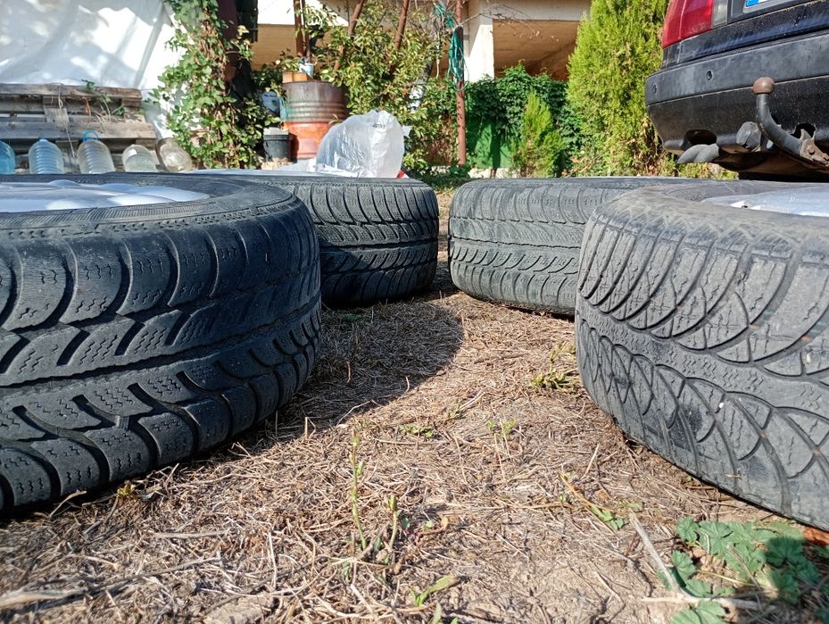 Продавам оригинални железни джанти с гумите и тасовете за Ауди 80.