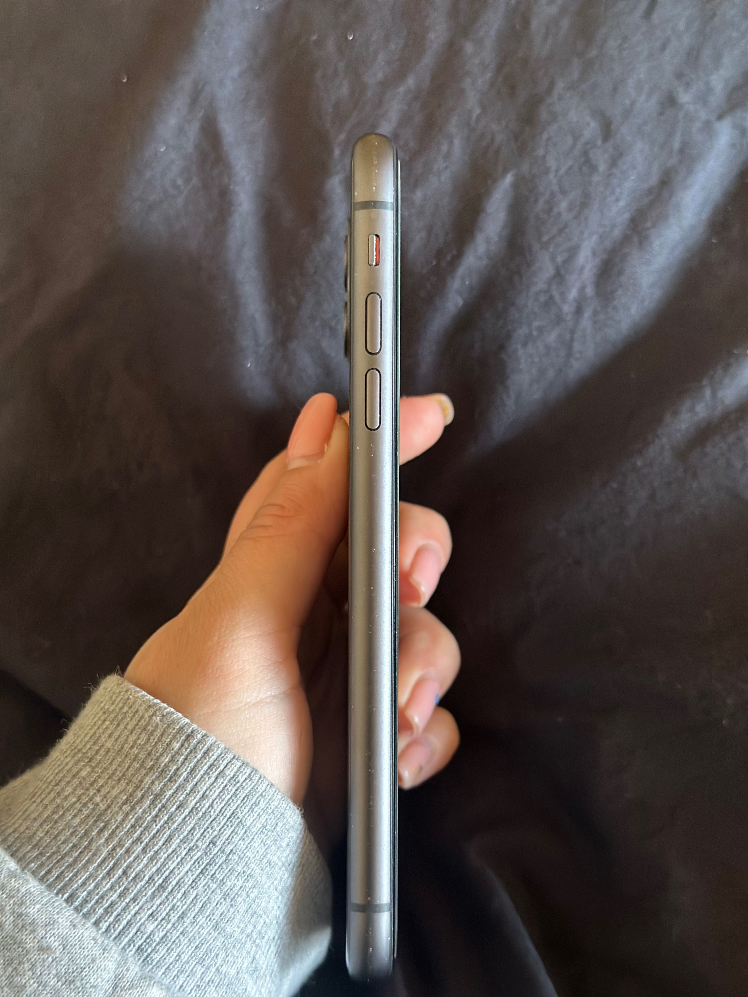 Продавам Iphone 11