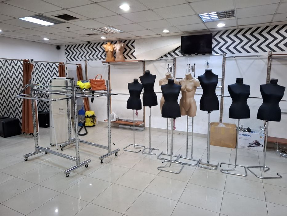 Vând mobilier magazin haine