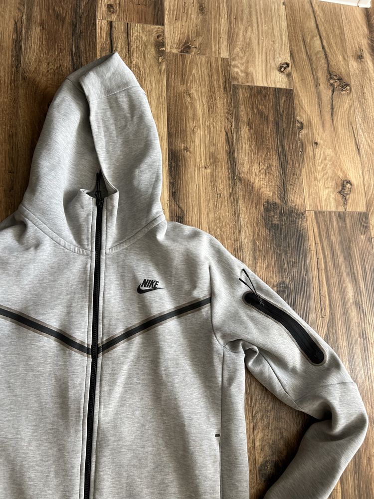 Nike Tech Fleece size M