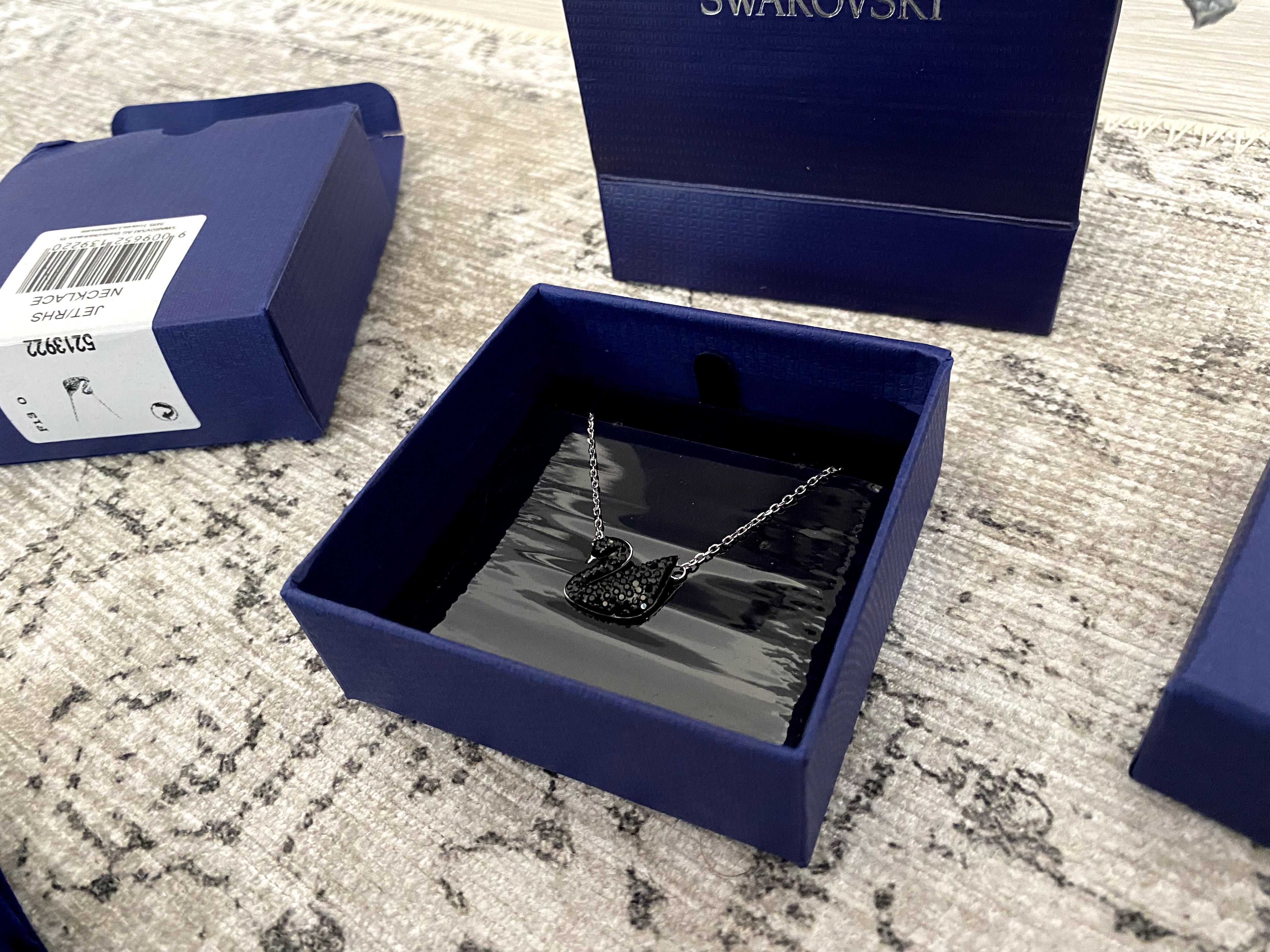 Colier Swarovski Swan lebădă neagra mărime medie cu lănțișor argintiu
