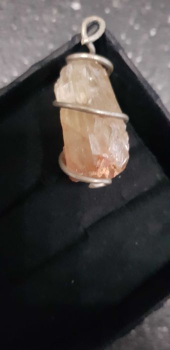 Продавам сребърни медальони  с естествени камъни