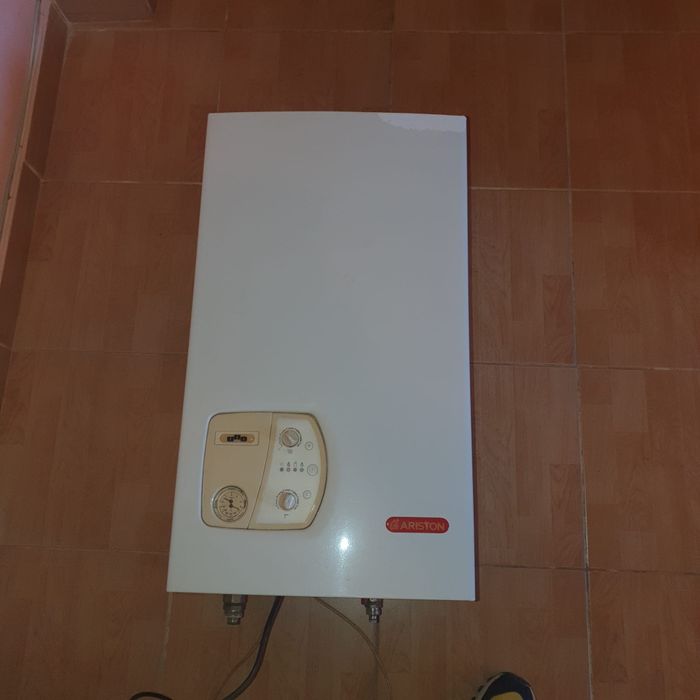 Vând centrală Ariston 24 kw,fără condensare.Se vinde cu probe și garan