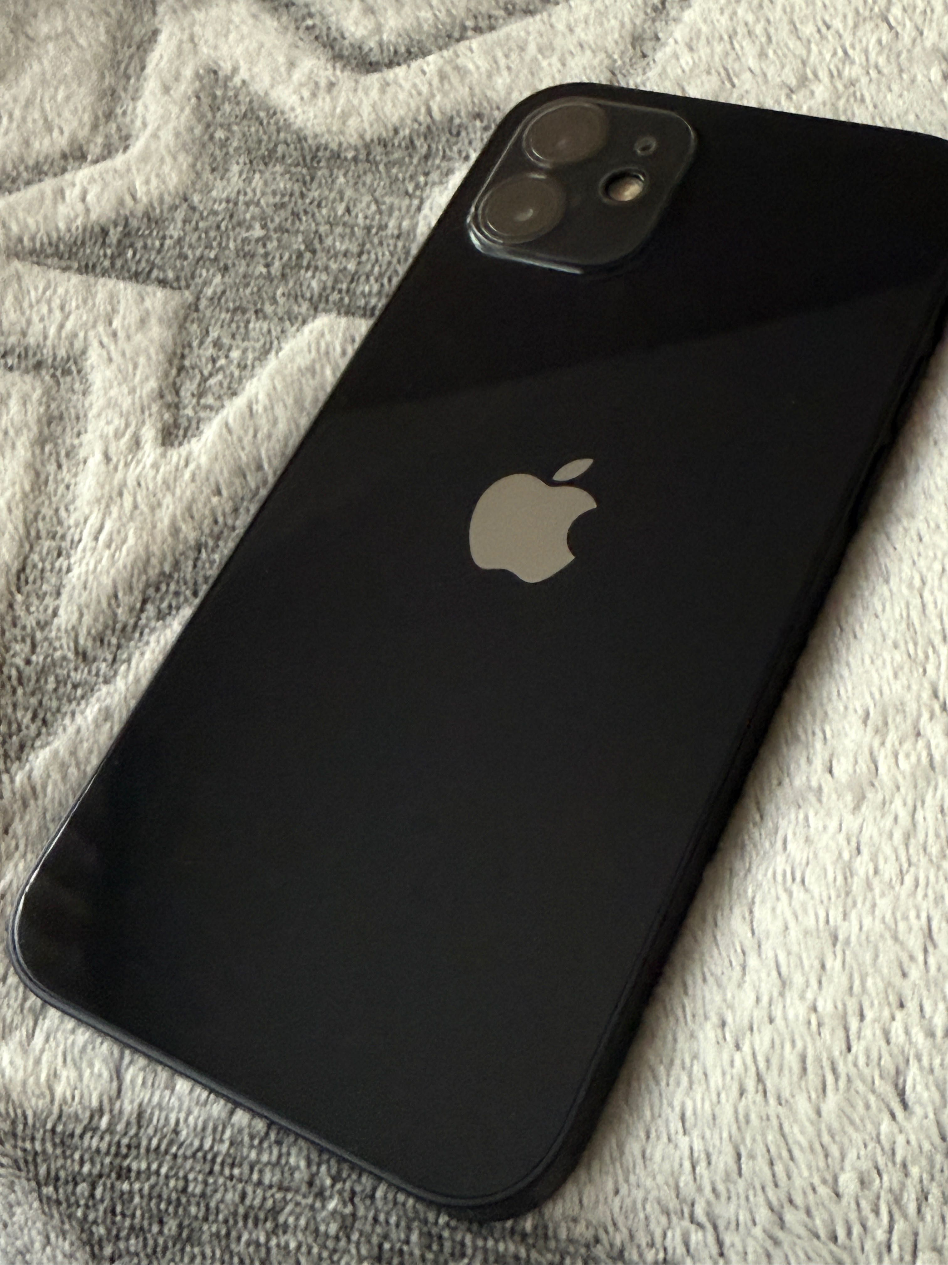Продавам iPhone 12, 64 GB