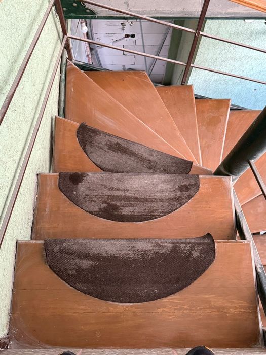 Scara metalica spirala cu trepte stejar stare  buna interior exterior