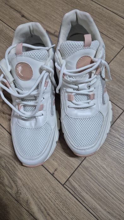 Спортни обувки в бяло и розово