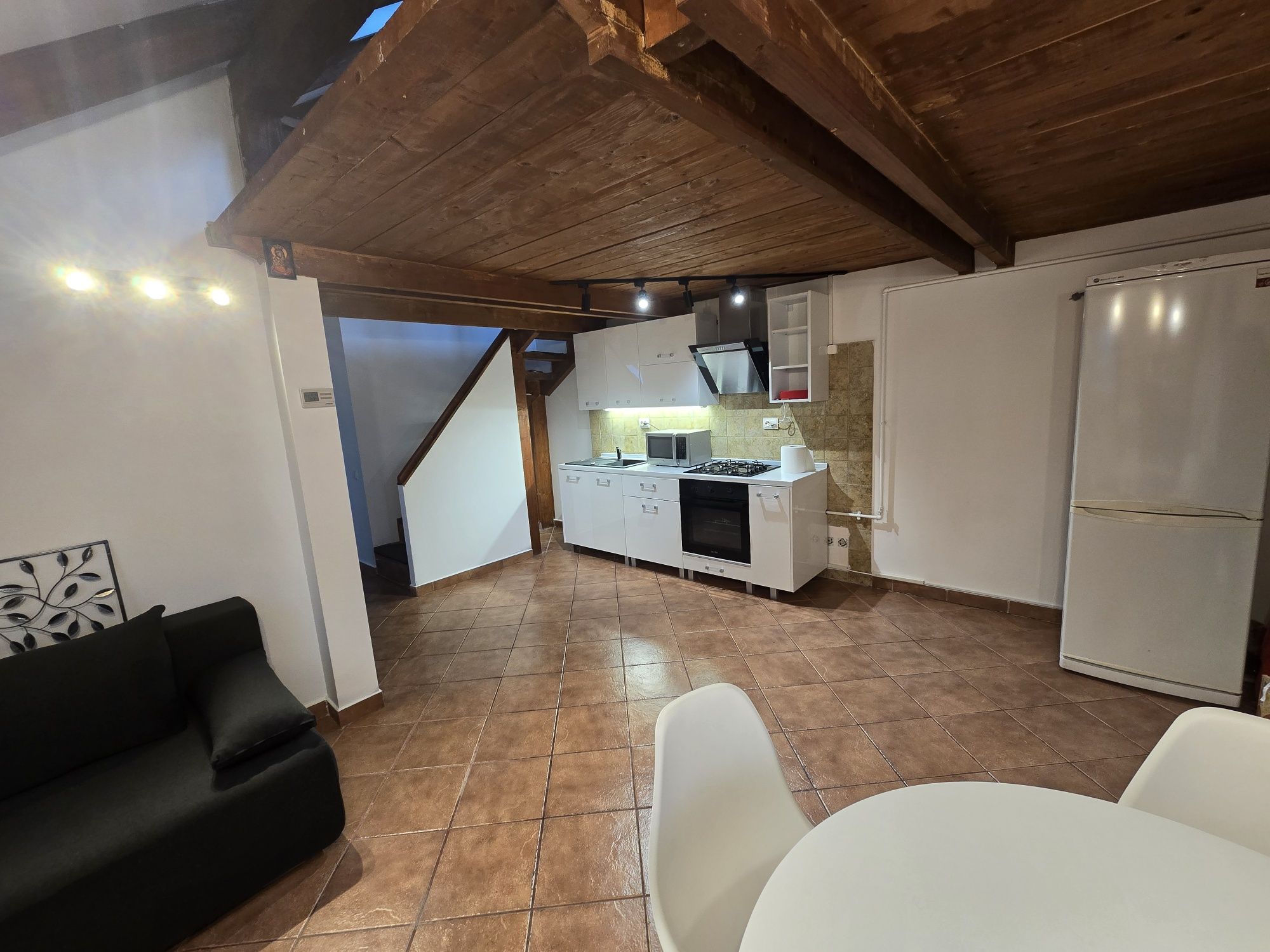 PF Inchiriez Apartment mansarda 3 camere zona Bună ziua