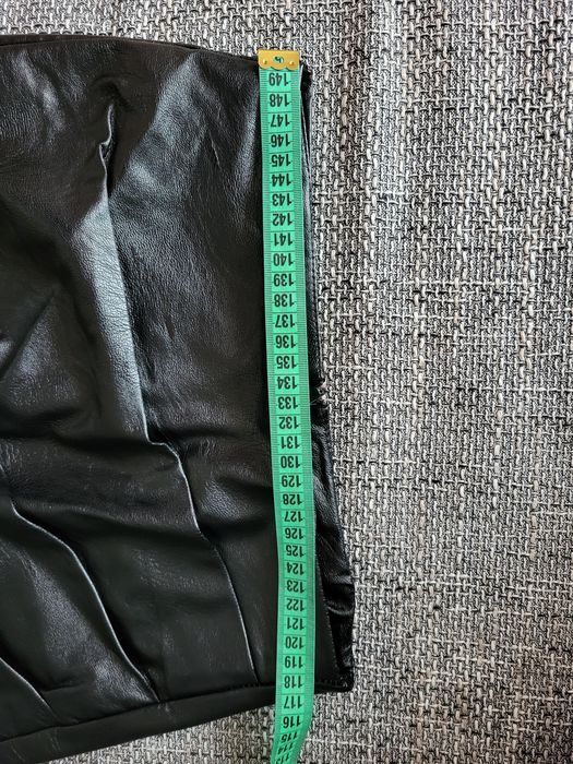 Vând fusta neagră, piele ecologica.