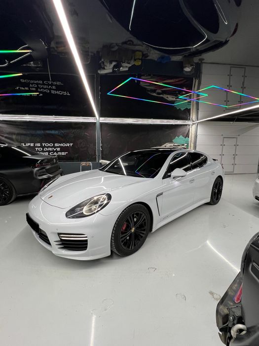 Porsche panamera GTS 2016