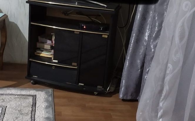 Продам тумбочку под тв , без одной дверки стеклянной.