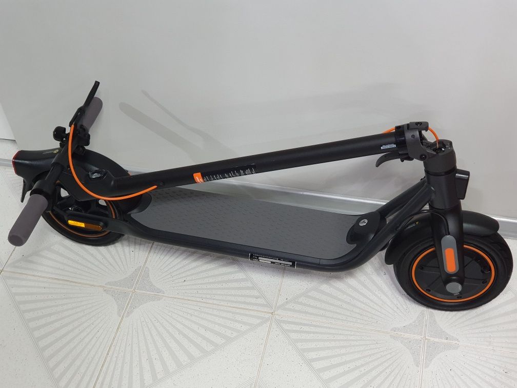 NINEBOT SEGWAY F40 D,2023г.,на 126 км.като нова