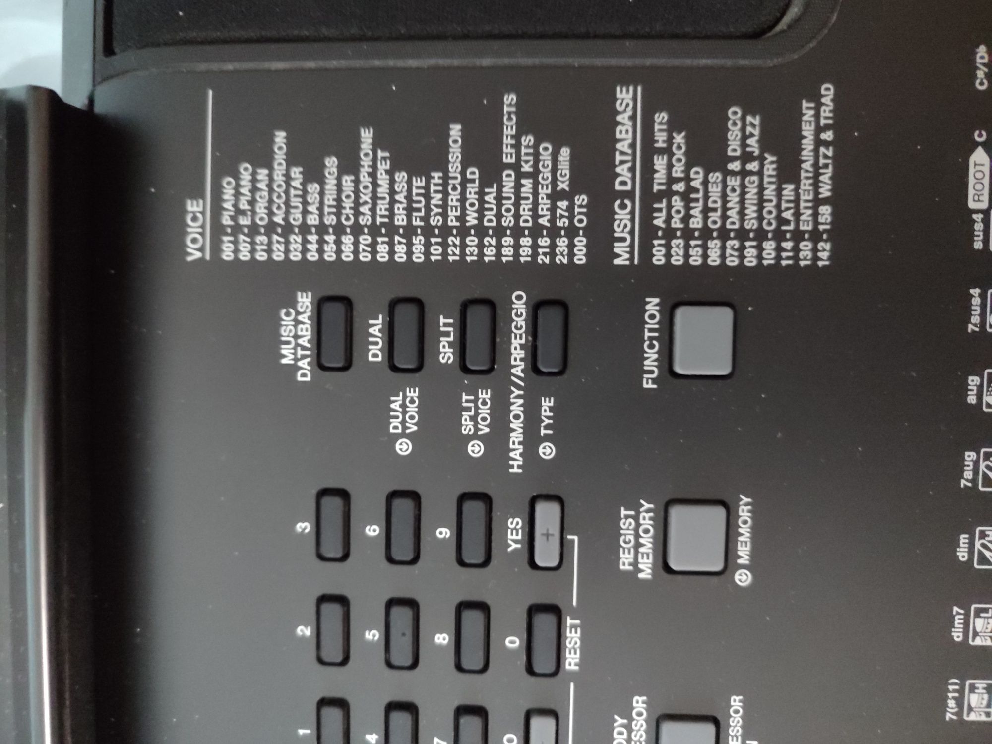 Продавам синтезатор Yamaha e363