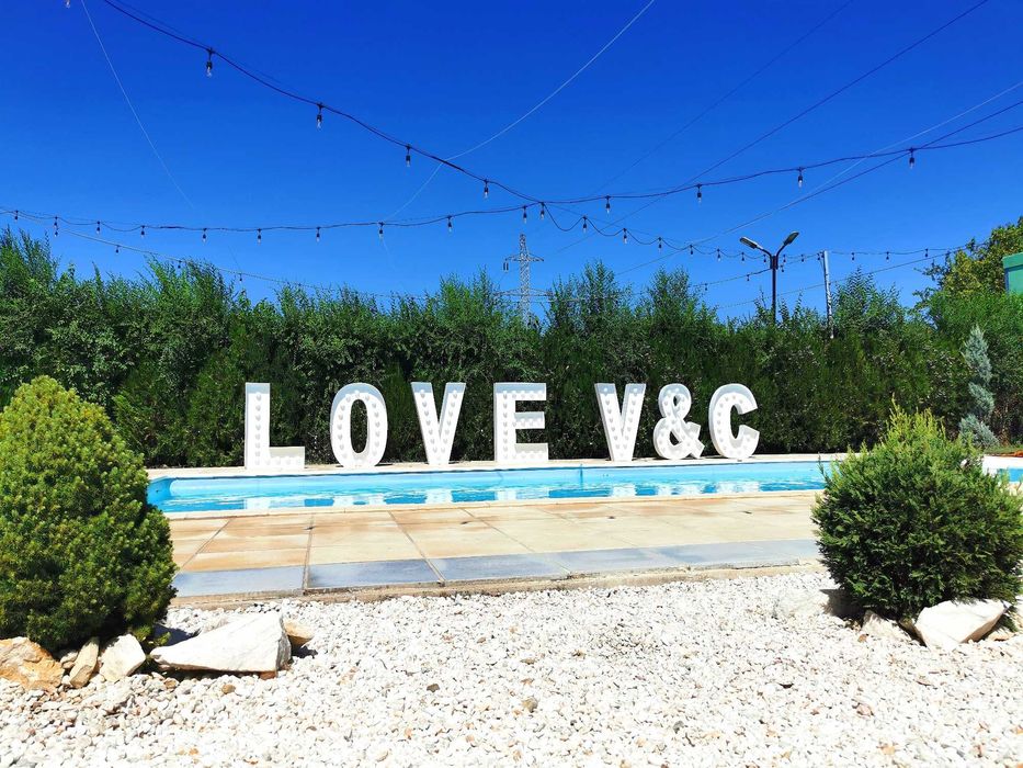 Litere volumetrice voluminoase luminoase de inchiriat