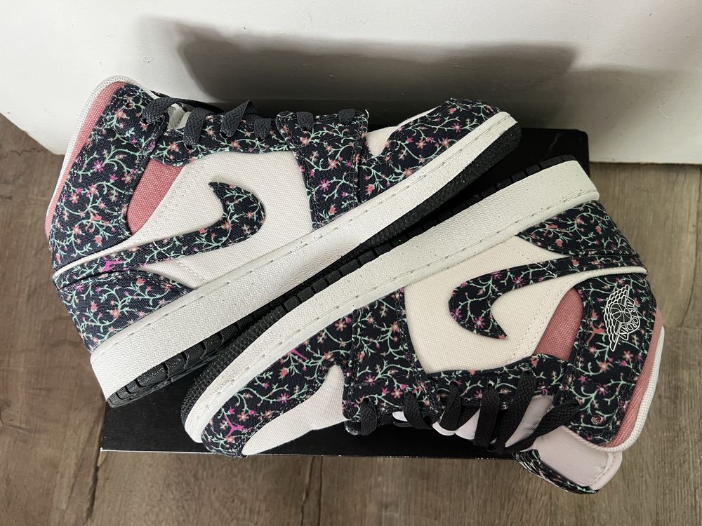 Продавам чисто нови Air Jordan 1 Mid SE Floral Canvas