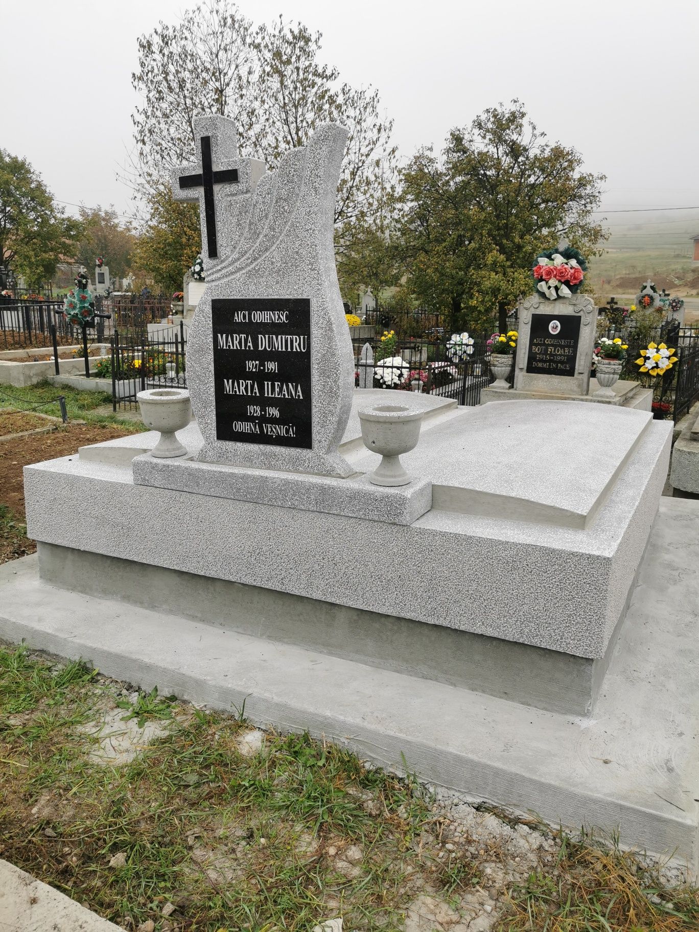 Morminte, monumente funerare, cruci cimitire