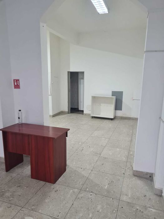 ÎNCHIRIEZ 2 spații comerciale!