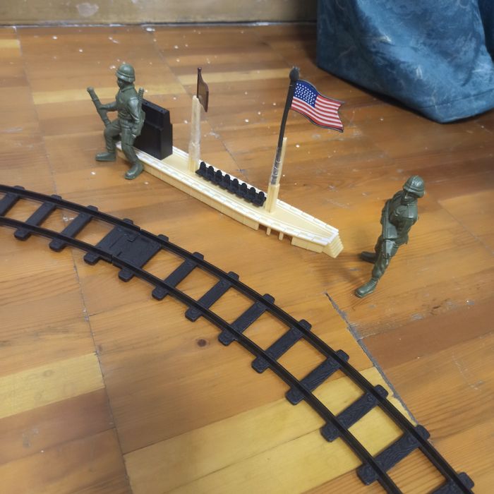 Железная дорога из пластика на батарейках