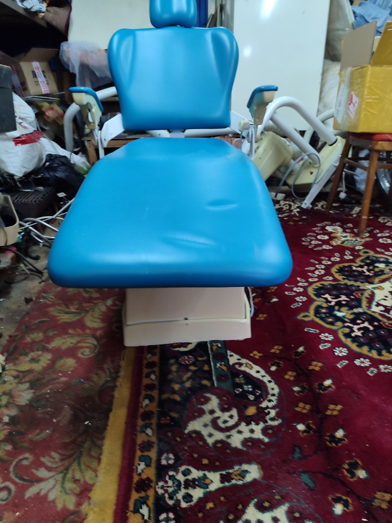 Стоматологические кресло в рабочем состоянии