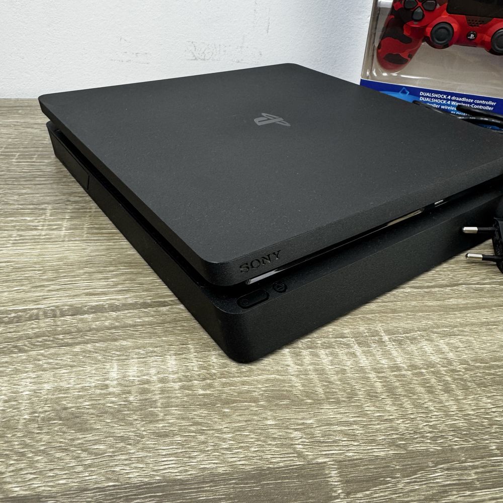 Playstation 4 Slim PS4 с два контролера