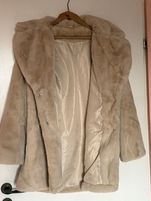 Продавам чисто ново пухкаво палто