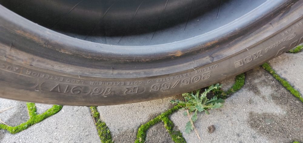 Patru pneuri de diferite dimensiuni, vară și iarnă.