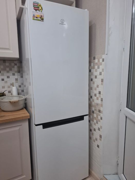 Холодильник и морозильник  Indesit