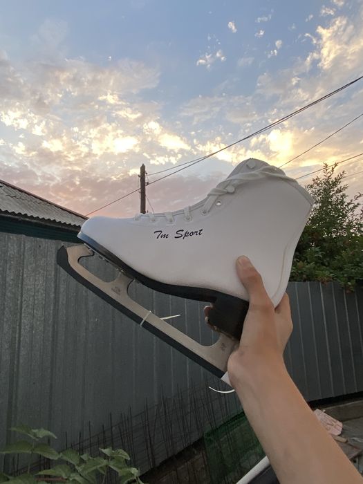 Обсолютно новые фигурные коньки