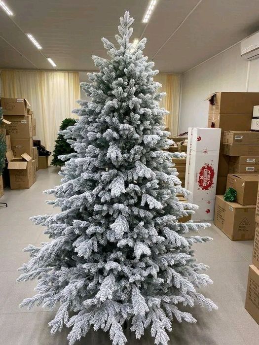 Реалистична, голяма, заскрежена елха