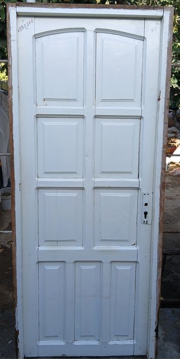 Eshik va romlar yog'ochdan