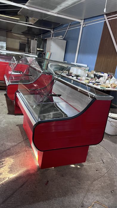 Vitrina frigorifica rosie cu geam rotund pentru magazine alimentare