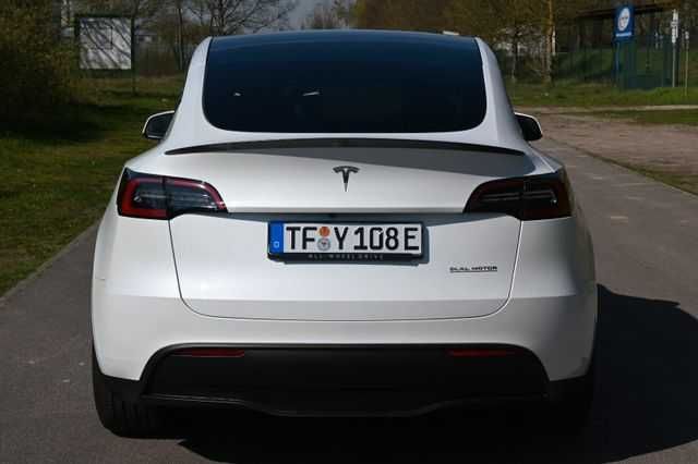 ID 25 Tesla Model Y Performance Dual Motor AWD *Pilot Automat