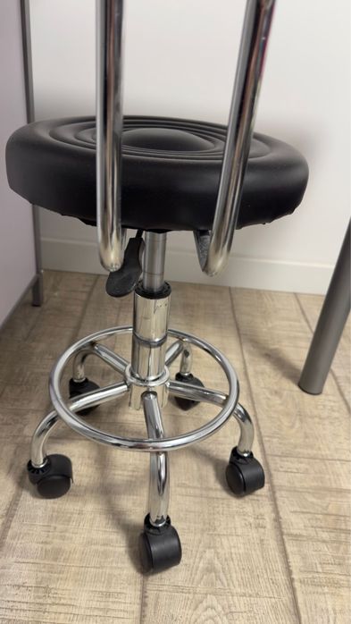 Vand masa de manichiura cu lampa inclusa in masa ,scaun de manuchiura!