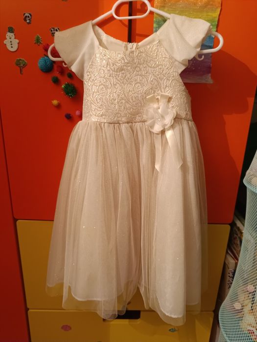 Rochita alb-crem, de ocazie, pentru 4-5 ani